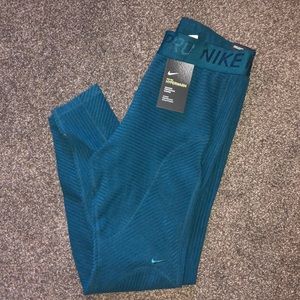 NEW NIKE PRO LEGGINGS